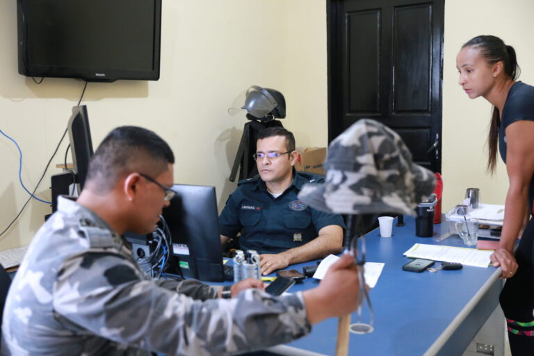 Servidores do IPER orientam militares do BOPE sobre a importância do Censo Previdenciário